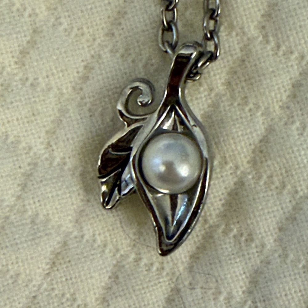 “Pea in a Pod” mother’s Pearl Pendant Necklace